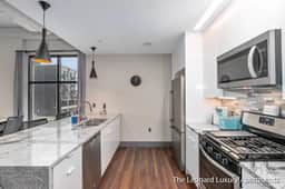 1 Queen Bedroom w/ City Views - Leonard Building