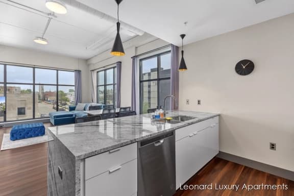 1 Queen Bedroom w/ City Views - Leonard Building